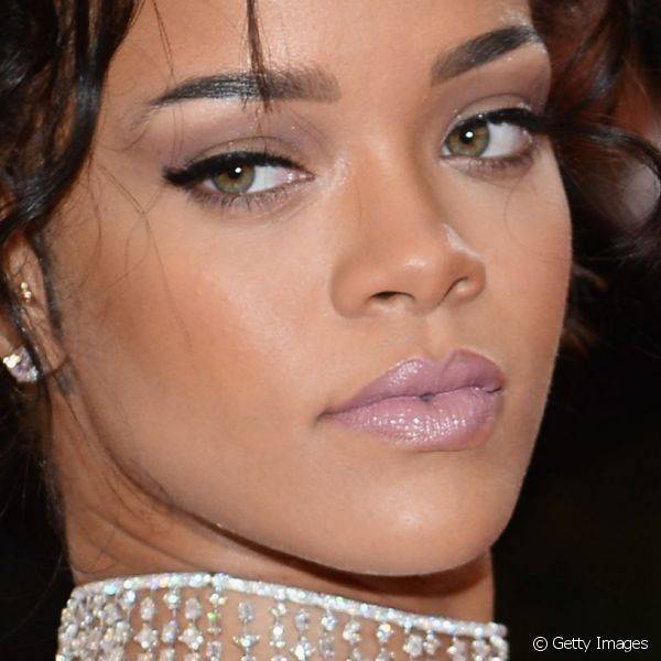 Rihanna usou uma make doce e feminina, com foco especial no batom rosa claro com acabamento molhado